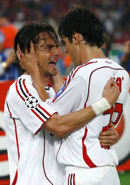 L&#39;abbraccio tra Kakà e Inzaghi dopo la doppietta di Pippo. Reuters